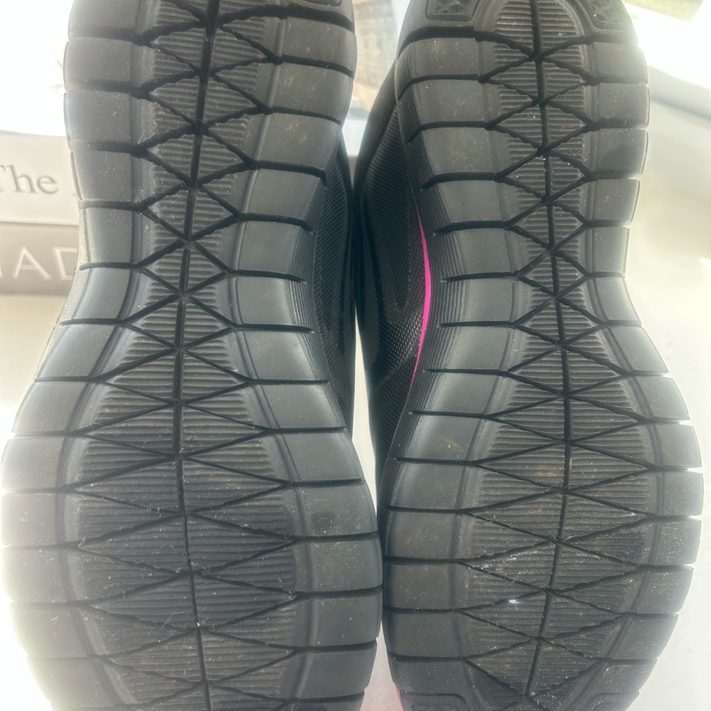 Nike Move Fit Women’s Black & Pink Training Sneakers - Picture 3 of 4